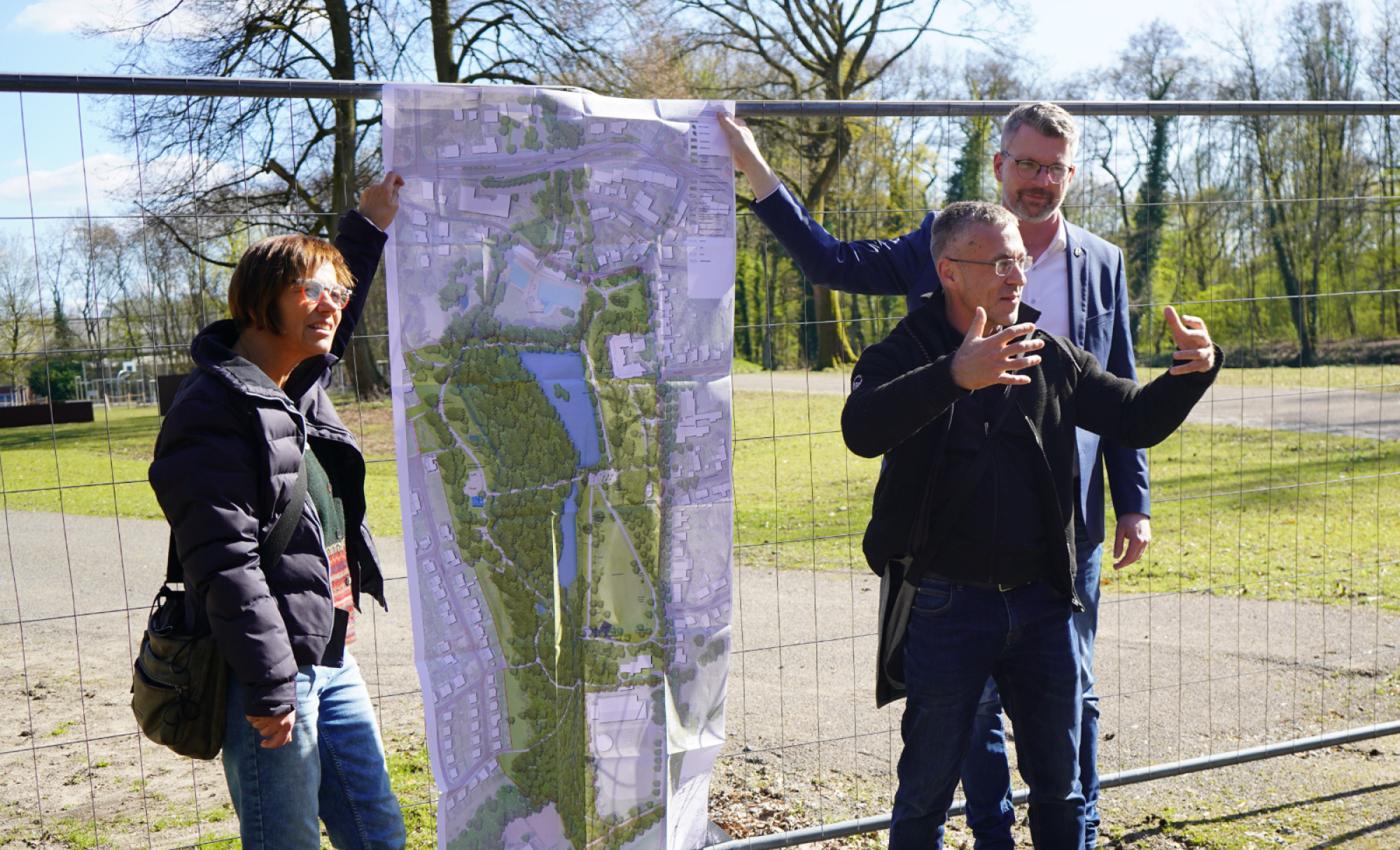 Marls Bürgermeister Thomas Terhorst (r.), die Technische Dezernentin Andrea Baudek und Landschaftsarchitekt Christian Loderer erläutern und präsentieren noch einmal die Planungsdetails. Foto: Stadt Marl / Pressestelle