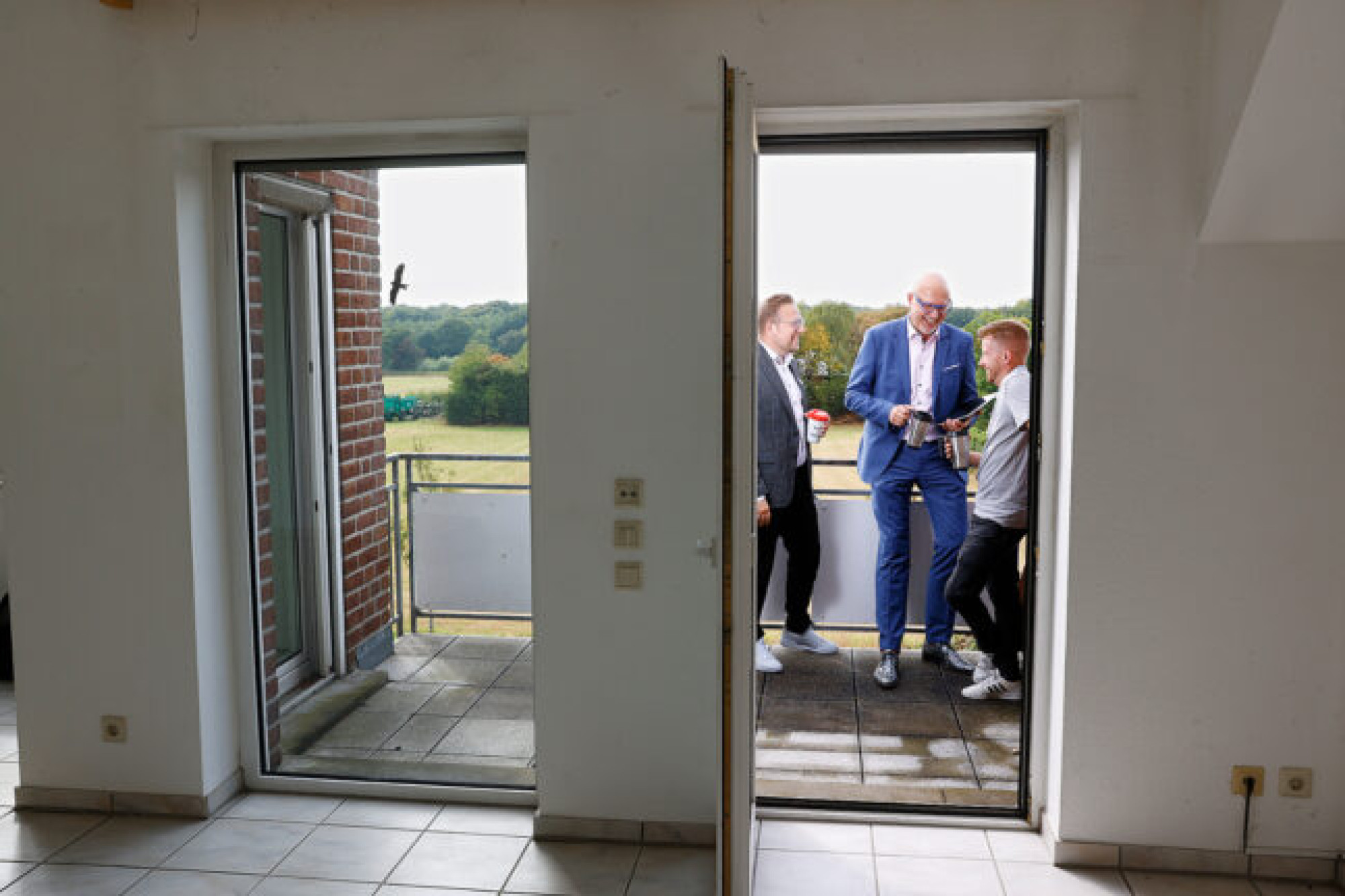 25.08.2025
Recklinghausen
Heiko Becker hat eine Eigentumswohung gekauft 
Jaroslaw Wojtowicz von der Sparkasse ( groß , Glatze ) und Tom Ochmann (dunkles Jacket ) haben ihn unterstützt und beraten . 
foto: copyright  marco stepniak  -  
mobil  +49  17